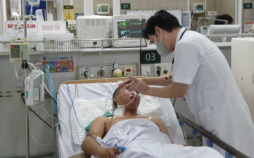 TS.BS. Nguyễn Tiến Dũng - Trung tâm Chống độc, Bệnh viện Bạch Mai khám bệnh cho một bệnh nhân ngộ độc methanol (Ảnh: Mai Thanh) 