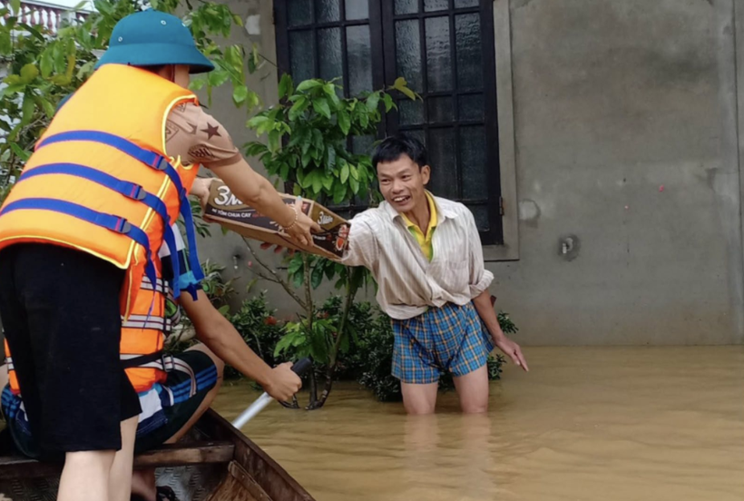 Cứu trợ gia đình người dân bị ngập sâu (Ảnh: Hoàng Triều - nguồn: baothuathienhue.vn) 