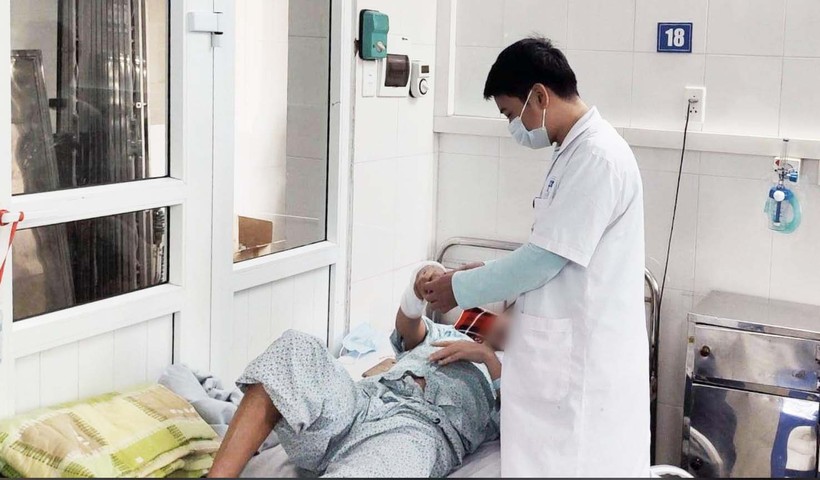 Bác sĩ tại Bệnh viện Đa khoa Xanh Pôn chăm sóc cho bệnh nhân bị bỏng do cồn (Ảnh: BV Đa khoa Xanh Pôn) 