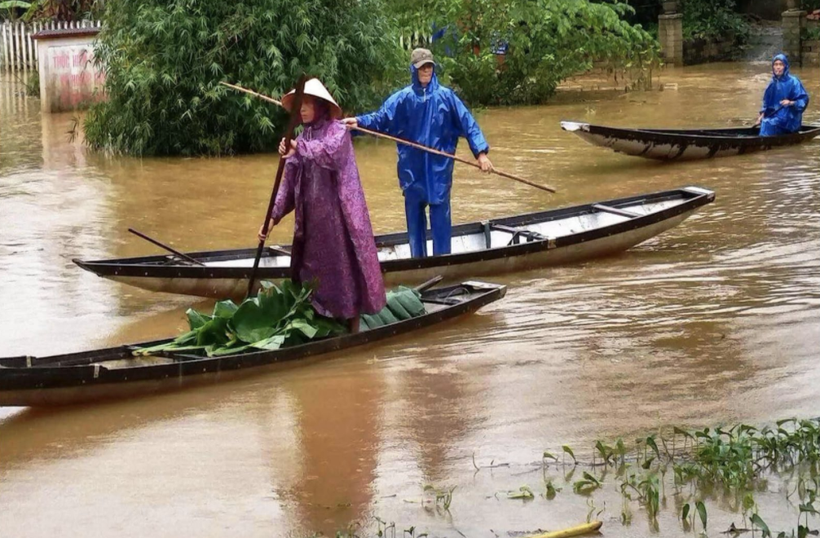 Người dân di chuyển khi thời tiết bão lũ (Ảnh: Hoàng Triều - nguồn: baothuathienhue.vn) 