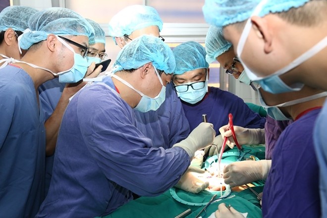 Các bác sĩ tại Bệnh viện Hữu nghị Việt Đức phẫu thuật cấp cứu vỡ vật hang cho bệnh nhân (Ảnh: Bệnh viện Hữu nghị Việt Đức) 