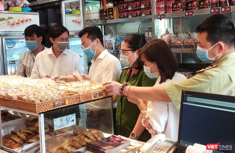 Đoàn kiểm tra an toàn thực phẩm bánh trung thu tại Hà Nội (Ảnh: Minh Thuý) 