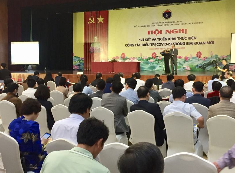 Thứ trưởng Bộ Y tế Nguyễn Trường Sơn phát biểu tại hội nghị sơ kết và triển khai thực hiện công tác điều trị COVID-19 trong giai đoạn mới (Ảnh: Lê Hảo)
