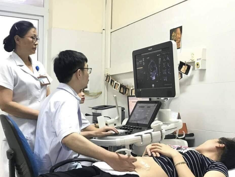 Bác sĩ thăm khám cho bệnh nhân (Ảnh: Bệnh viện Sản nhi Quảng Ninh) 