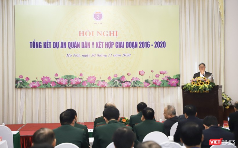 Thứ trưởng Bộ Y tế Nguyễn Trường Sơn phát biểu tại hội nghị tổng kết Dự án quân dân y kết hợp (Ảnh: Minh Thuý) 