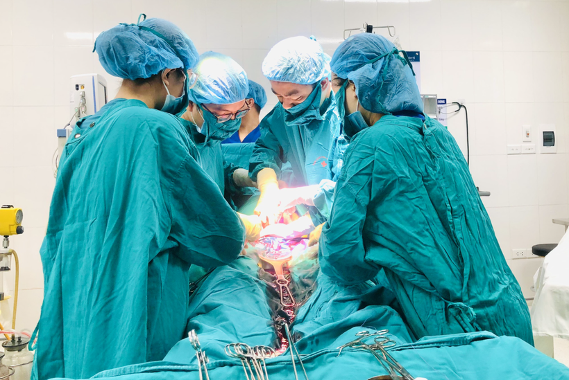 Các bác sĩ phẫu thuật cứu sống bé gái bị rối loạn nhịp tim ngay sau khi chào đời (Ảnh: BVCC) 