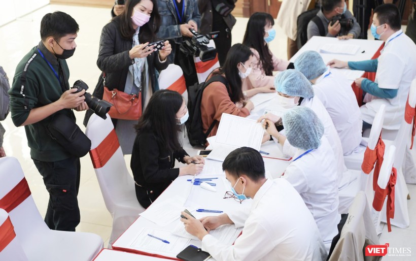 Các tình nguyện viên đăng ký thử nghiệm vaccine phòng COVID-19 ở Học viện Quân Y (Ảnh: Minh Thuý) 