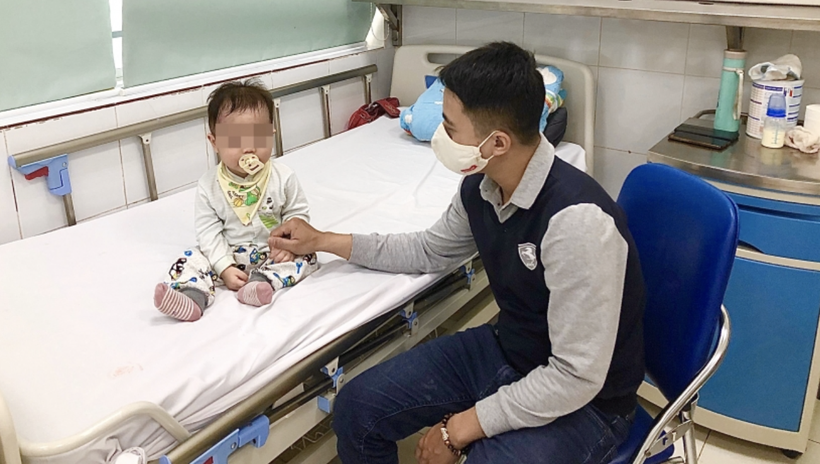 Một trẻ bị cúm được gia đình chăm sóc ở Bệnh viện Nhi Trung ương (Ảnh: BVCC) 