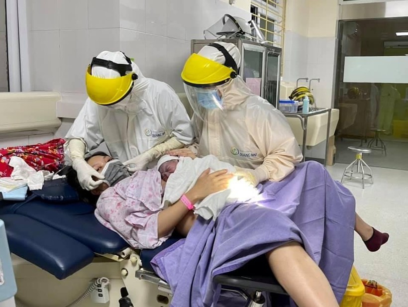 Sản phụ sinh con trong khu cách ly ở Bệnh viện Sản Nhi Quảng Ninh (Ảnh - BVCC) 