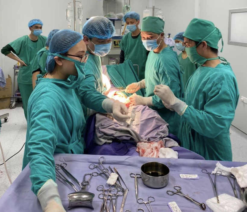 Các bác sĩ phẫu thuật cho sản phụ nguy kịch ở Trung tâm Y tế huyện Cô Tô (Ảnh - BVCC) 