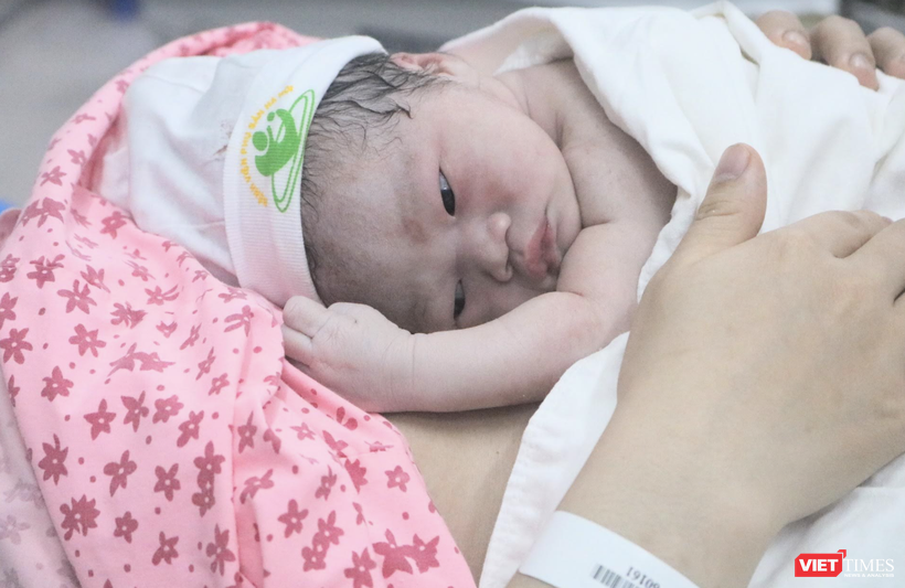1 em bé mới chào đời tại Bệnh viện Phụ sản Hà Nội (Ảnh - Minh Thuý) 