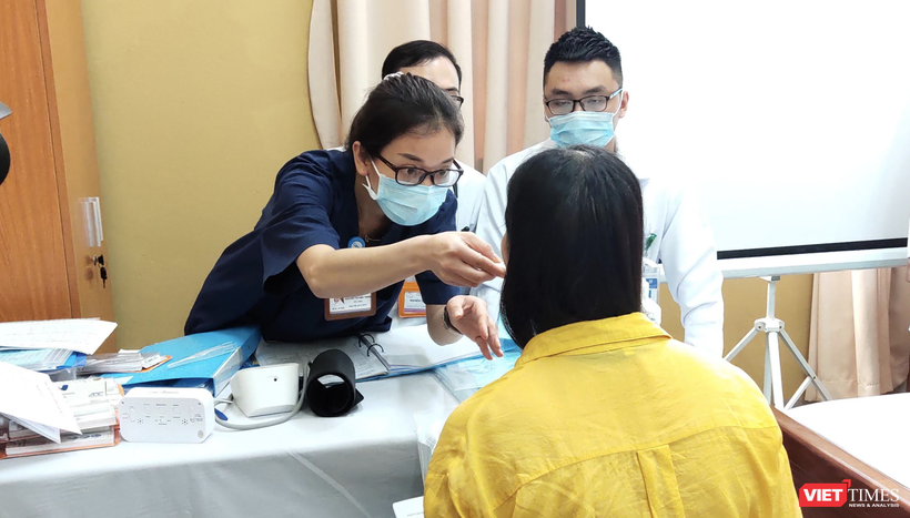Nhân viên y tế kiểm tra sức khoẻ cho tình nguyện viên sau tiêm vaccine phòng COVID-19 COVIVAC (Ảnh - Minh Thuý) 