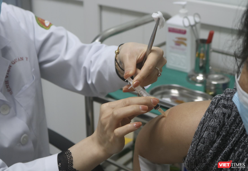 Nhân viên y tế tiêm vaccine phòng COVID-19 (Ảnh - Minh Thuý) 