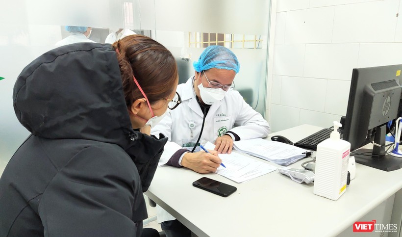 Bác sĩ khám cho bệnh nhân ở Bệnh viện Bạch Mai (Ảnh - Minh Thuý) 
