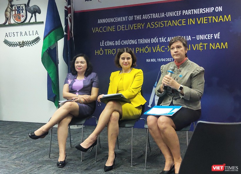 Đại sứ quán Australia cùng Trưởng đại diện UNICEF và TS. Dương Thị Hồng thảo luận về gói hỗ trợ, phân phối vaccine phòng COVID-19 (Ảnh - Minh Thuý) 