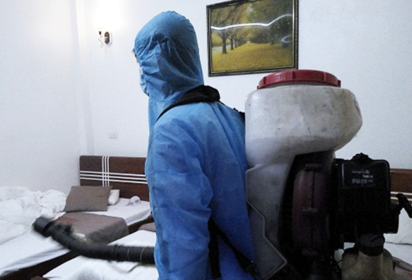 Nhân viên y tế phun khử khuẩn phòng khách sạn (Ảnh- SYT tỉnh Yên Bái) 