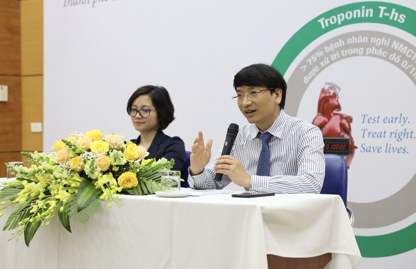 TS.BS Nguyễn Quốc Thái giới thiệu xét nghiệm Troponin T siêu nhạy (Ảnh - Phạm Thành Nguyên)