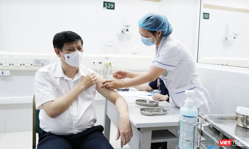 Bộ trưởng Bộ Y tế Nguyễn Thanh Long tiêm vaccine phòng COVID-19 (Ảnh - Ngọc Thành) 