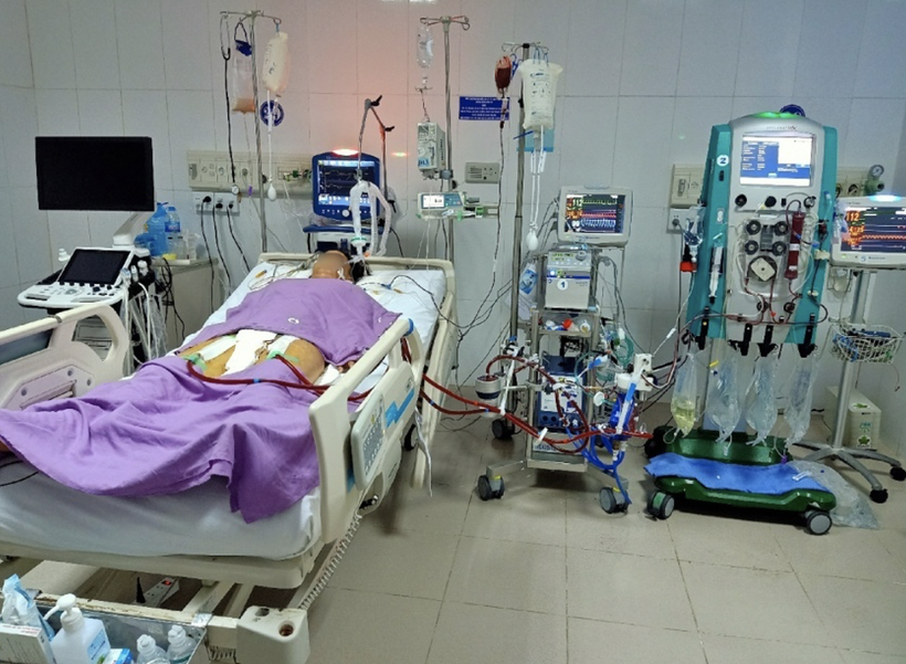 Các bác sĩ ở Bệnh viện Đa khoa tỉnh Sóc Trăng sử dụng ECMO để cứu sống bệnh nhân H. (Ảnh - BVCC)