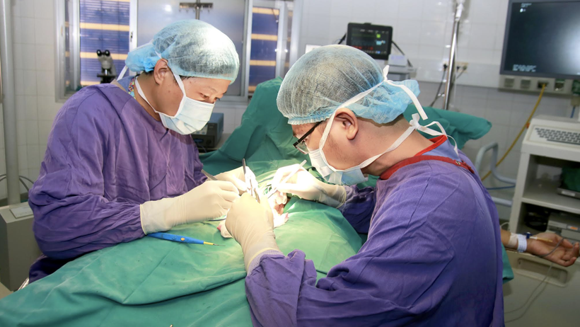Các bác sĩ phẫu thuật cho thiếu niên 12 tuôie bị hoại tử tinh hoàn trái (Ảnh - BVCC) 