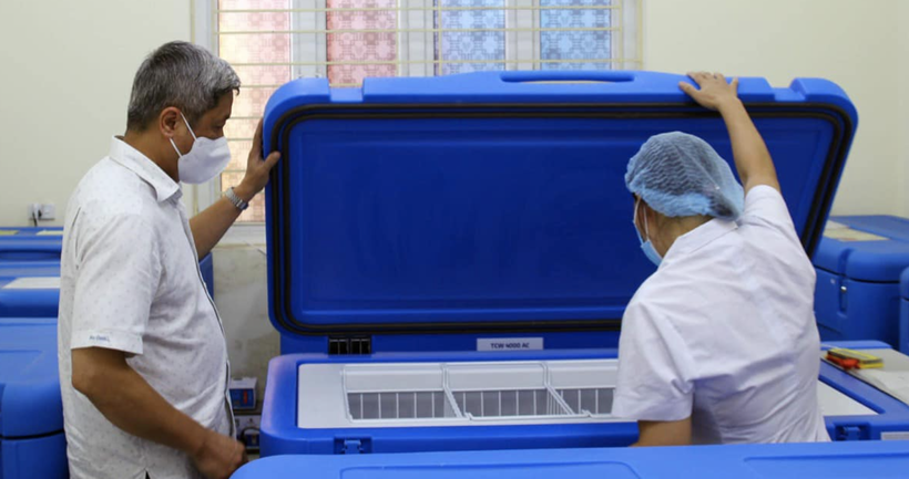 Thứ trưởng Bộ Y tế Nguyễn Trường Sơn kiểm tra kho bảo quản vaccine phòng COVID-19 (Ảnh - Ngọc Mai) 