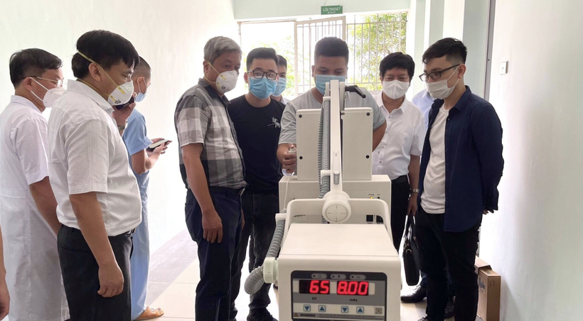Thứ trưởng Bộ Y tế Nguyễn Trường Sơn kiểm tra đột xuất tiến độ hoàn thiện của Trung tâm hồi sức tích cực (Ảnh - Ngọc Mai) 
