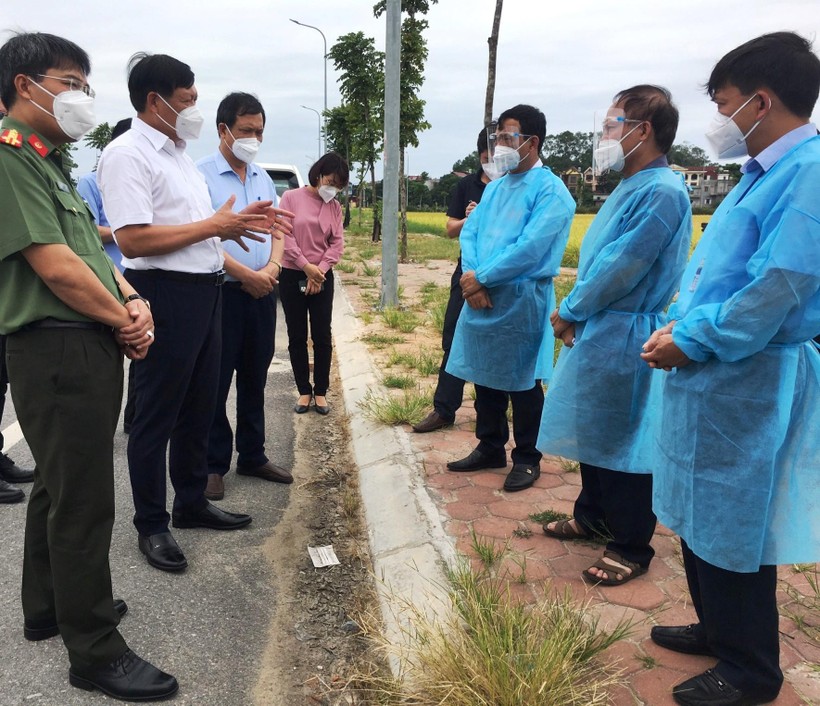 Thứ trưởng Bộ Y tế Đỗ Xuân Tuyên trao đổi với lãnh đạo phường Khắc Niệm về thực hiện công tác phong tỏa trên địa bàn (Ảnh - Anh Tuấn) 