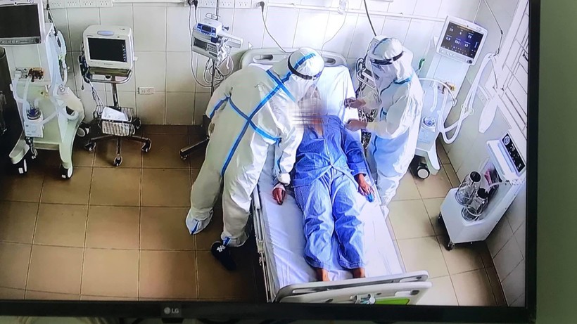 Bác sĩ điều trị cho bệnh nhân mắc COVID-19 nặng ở Trung tâm hồi sức tích cực tại Bệnh viện Tâm thần tỉnh Bắc Giang (Ảnh - Ngọc Mai) 