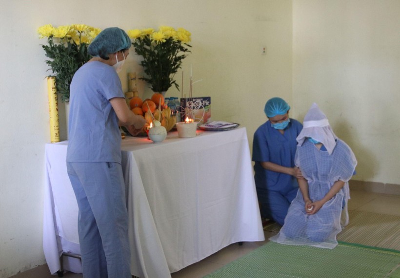 Các bác sĩ động viên nữ điều dưỡng Hà Thị Trinh (Ảnh - Anh Tuấn) 