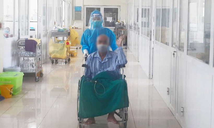Bệnh nhân mắc COVID-19 nặng thứ 11 ở Bệnh viện Bệnh Nhiệt đới Trung ương khỏi bệnh và được xuất viện (Ảnh - Đặng Thanh) 