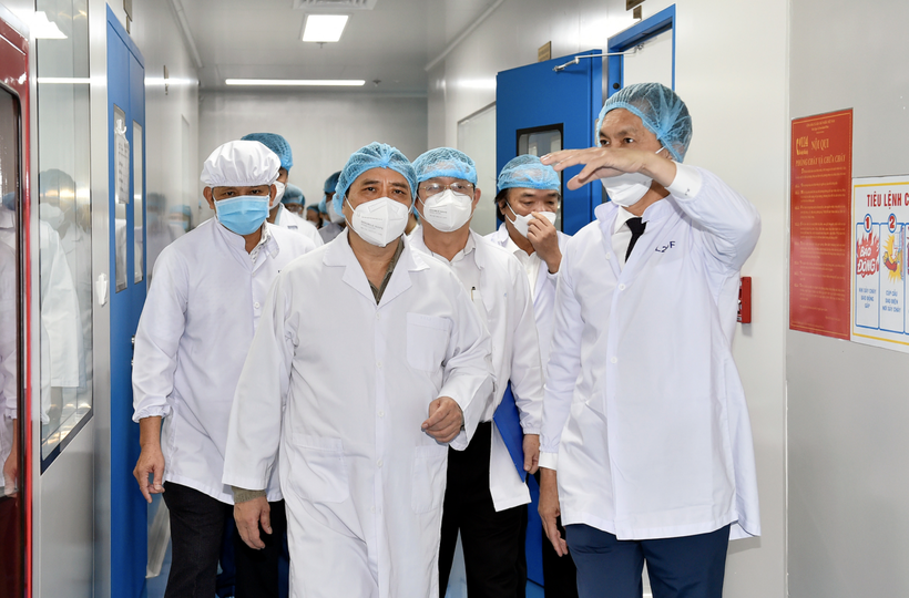 Thủ tướng Phạm Minh Chính thăm Công ty cổ phần công nghệ sinh học dược Nanogen-đơn vị nghiên cứu, sản xuất vaccine phòng COVID-19 Nanocovax tại khu công nghệ cao TP. Hồ Chí Minh (Ảnh: Nhật Bắc)