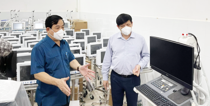 Bộ trưởng Bộ Y tế Nguyễn Thanh Long cùng Cục trưởng Cục Quản lý Khám, chữa bệnh Lương Ngọc Khuê kiểm tra các trang thiết bị y tế được chuyển cho trung tâm hồi sức tích cực (Ảnh - NH)