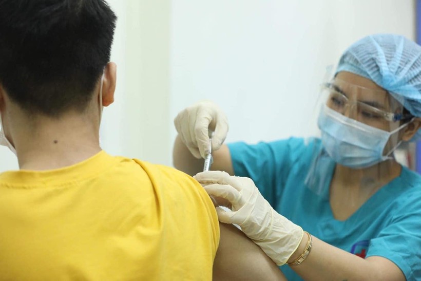 Tình nguyện viên khỏe mạnh được tiêm mũi 1 vaccine ARCT-154 tại Trung tâm thử nghiệm lâm sàng, Trường Đại học Y Hà Nội (Ảnh - Nguyễn Quyết)