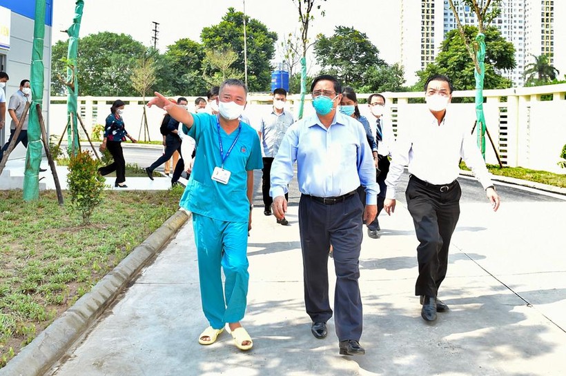 Thủ tướng trực tiếp kiểm tra Bệnh viện dã chiến điều trị COVID-19 thuộc BV Đại học Y Hà Nội (Ảnh - VGP/Nhật Bắc) 