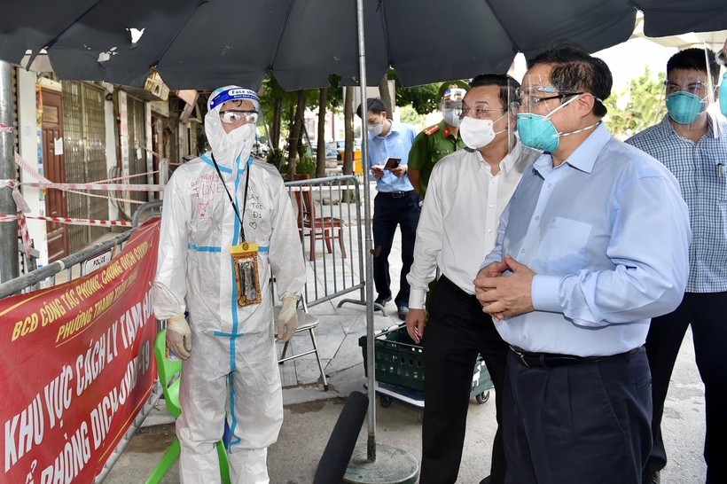 Thủ tướng kiểm tra tình hình tại ngõ 328 đường Nguyễn Trãi, ổ dịch nóng nhất tại Hà Nội thời gian qua - Ảnh: VGP/Nhật Bắc 