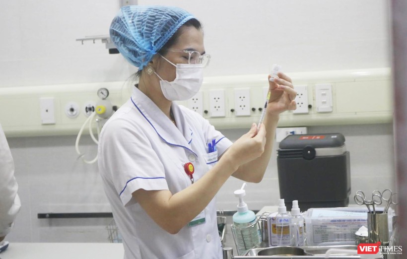 Nhân viên y tế chuẩn bị tiêm vaccine (Ảnh - Minh Thuý)