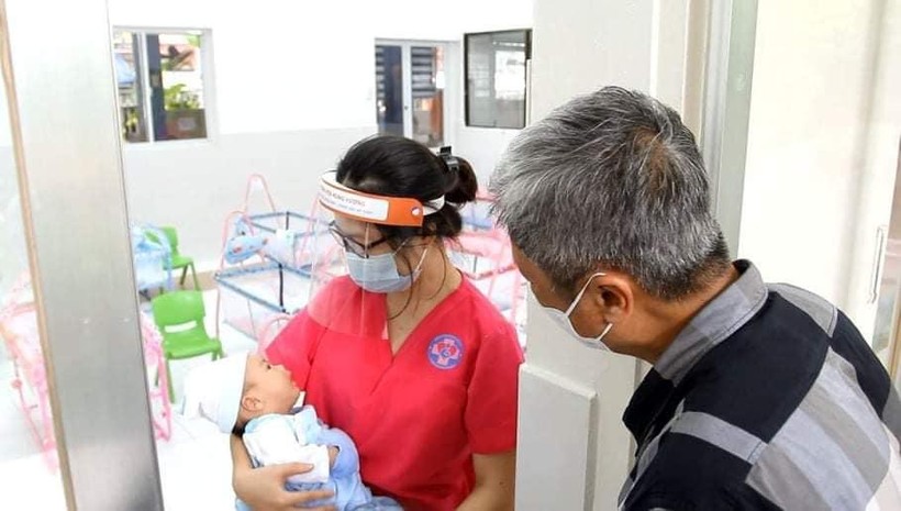 Thứ trưởng Nguyễn Trường Sơn cùng Đoàn công tác của Bộ Y tế đến thăm các bé tại Trung tâm H.O.P.E (Ảnh - BYT)