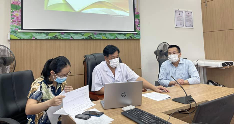 TS. Phạm Ngọc Thạch - Giám đốc Bệnh viện Bệnh Nhiệt đới Trung ương (ở giữa áo trắng) thảo luận với các bác sĩ về nghiên cứu (Ảnh - BVCC)