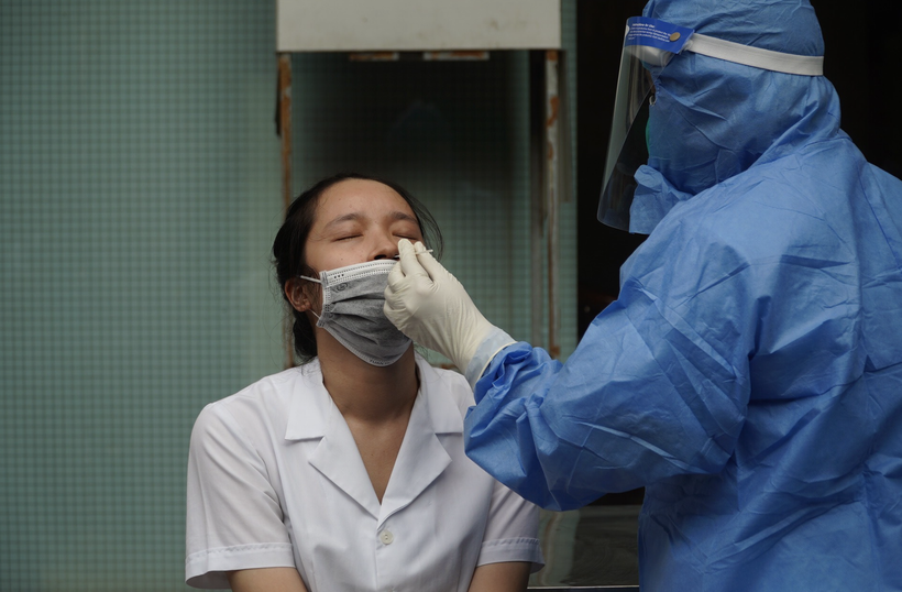 Nhân viên y tế được lấy mẫu xét nghiệm COVID-19 ở Bệnh viện Hữu nghị Việt Đức (Ảnh - Minh Nhân) 