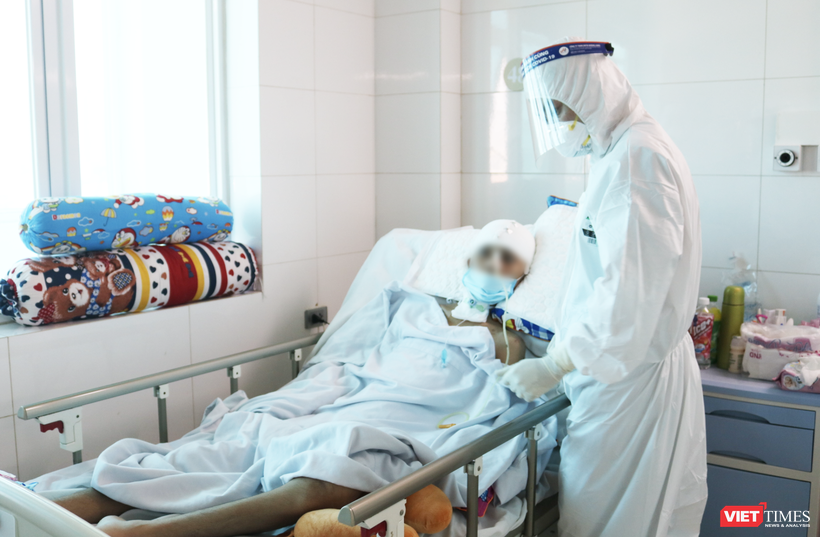 Bác sĩ chăm sóc cho bệnh nhân mắc bệnh nặng từ BV Hữu nghị Việt Đức chuyển sang (Ảnh - Minh Thuý) 