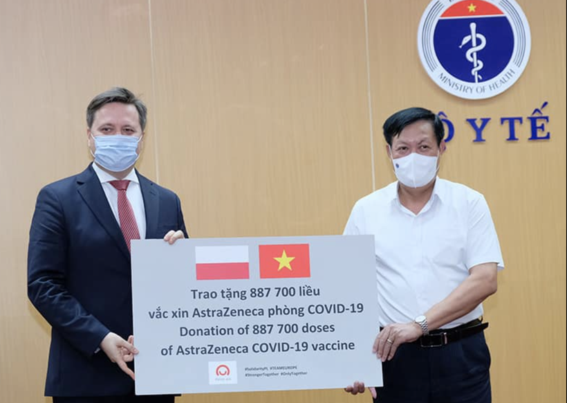 Thứ trưởng Bộ Y tế Đỗ Xuân Tuyên nhận hơn 800.000 liều vaccine COVID-19 AstraZeneca do Ba Lan hỗ trợ (Ảnh - Trần Minh)