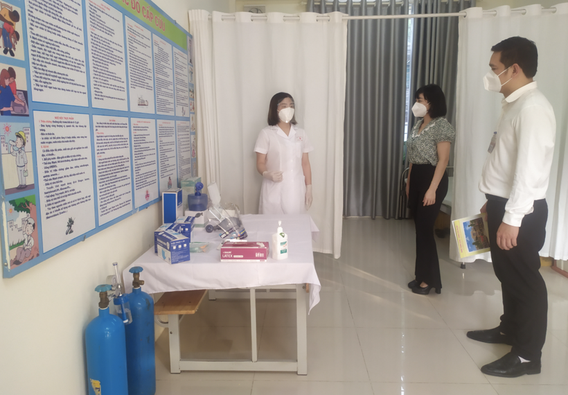 Trạm y tế lưu động tại phường Kim Giang, Thanh Xuân được trang bị đầy đủ trang thiết bị phục vụ công tác phòng, chống dịch COVID-19 (Ảnh - Khánh Hà) 