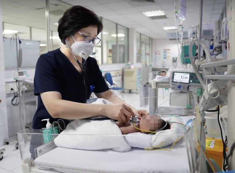 ThS.BS. Chu Lan Hương thăm khám cho bé bị ngộ độc (Ảnh - BVCC)