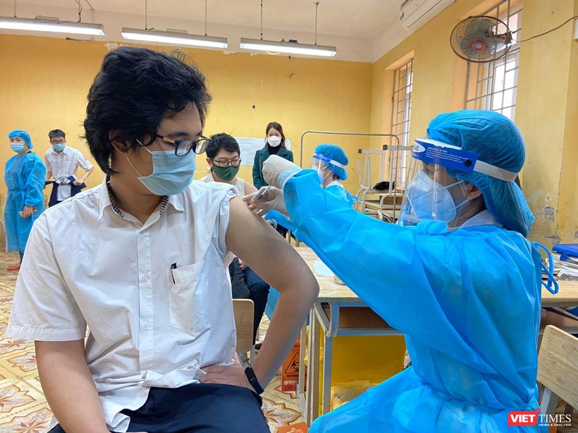Học sinh được tiêm vaccine COVID-19 (Ảnh - Minh Thuý) 
