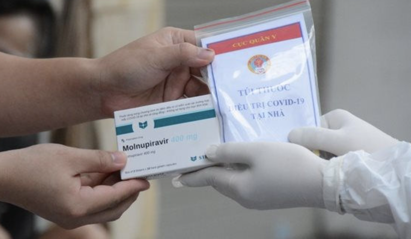 Người dân nhận thuốc Molnupiravir để điều trị COVID-19 (Ảnh - MH) 