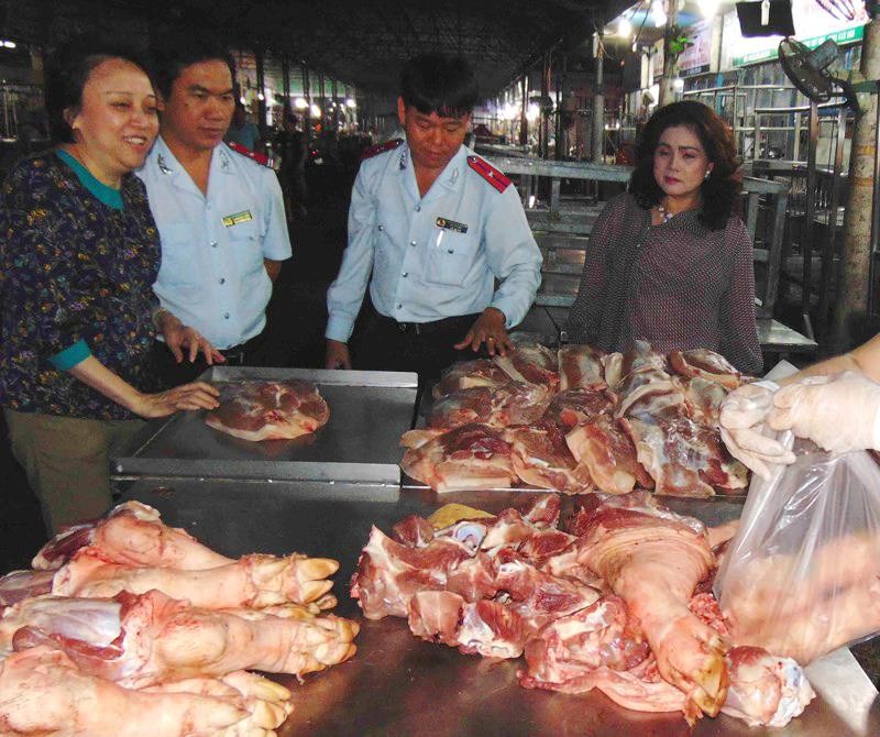 Ban Quản lý ATTP TP.HCM kiểm tra thịt heo kinh doanh tại chợ đầu mối Hóc Môn