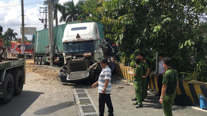 Xe container và ô tô 4 chỗ trong vụ tai nạn bị biến dạng nghiêm trọng