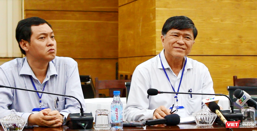 Ông Nguyễn Văn Hiếu -  Phó Giám đốc Sở GD&ĐT TP.HCM (bên phải)
