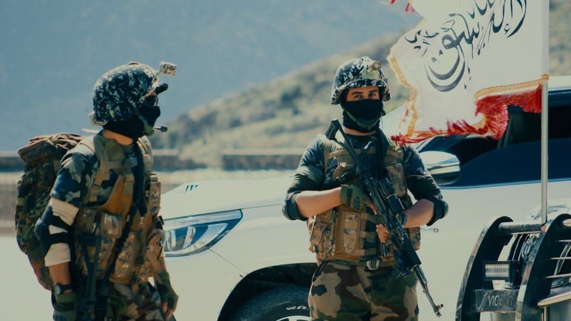 Hai tay súng của Taliban trong chiến dịch al-Khandagh.