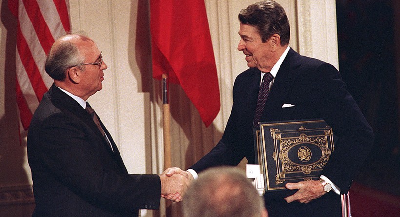 Lãnh đạo Liên Xô Mikhail Gorbachev và Tổng thống Mỹ Ronald Reagan, bắt tay sau khi ký kết Hiệp ước về các Lực lượng Hạt nhân tầm trung INF vào năm 1987. Hiện tại, Mỹ đang muốn rút khỏi hiệp ước này.